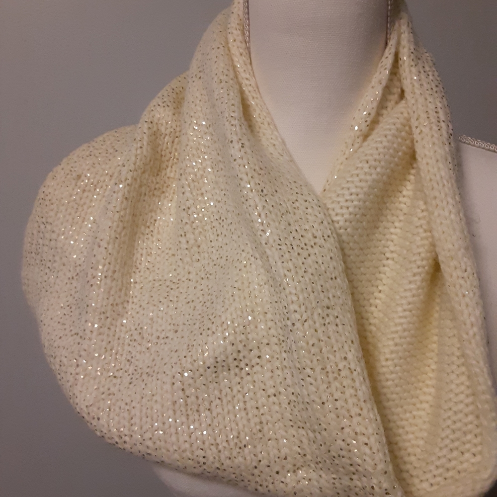 William Rast Short Infinity Scarf Cream OSFM - Picture 2 of 4